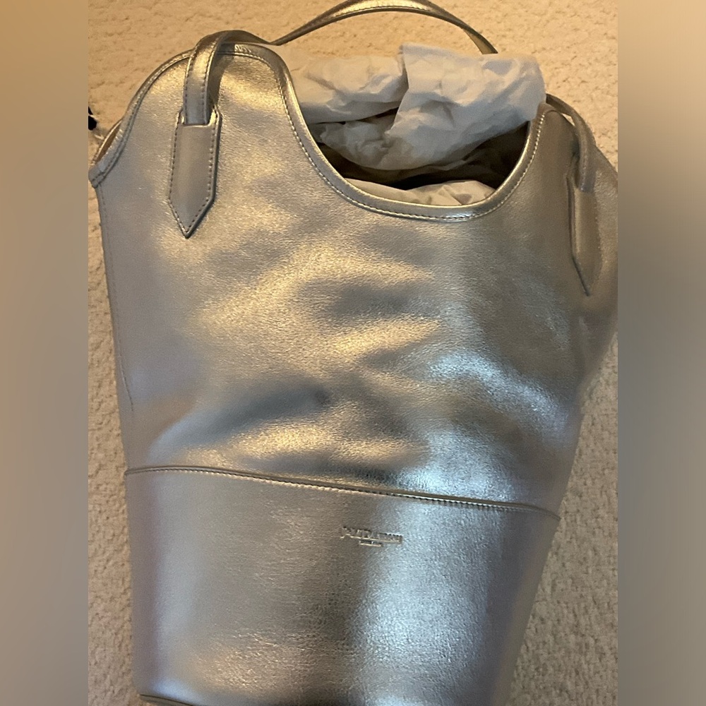 Reduced! NWT. J and M Davidson Silver Leather Small Ray Bag. - Picture 7 of 12